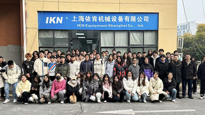 熱烈歡迎上海某高?；は到淌诩皩W(xué)生蒞臨我司參觀指導(dǎo)